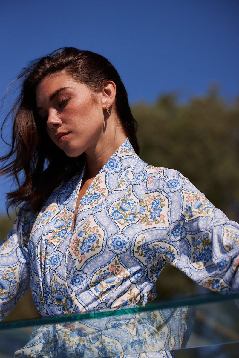 Quinn Cloud Jersey Banded Short Robe in Villeroy